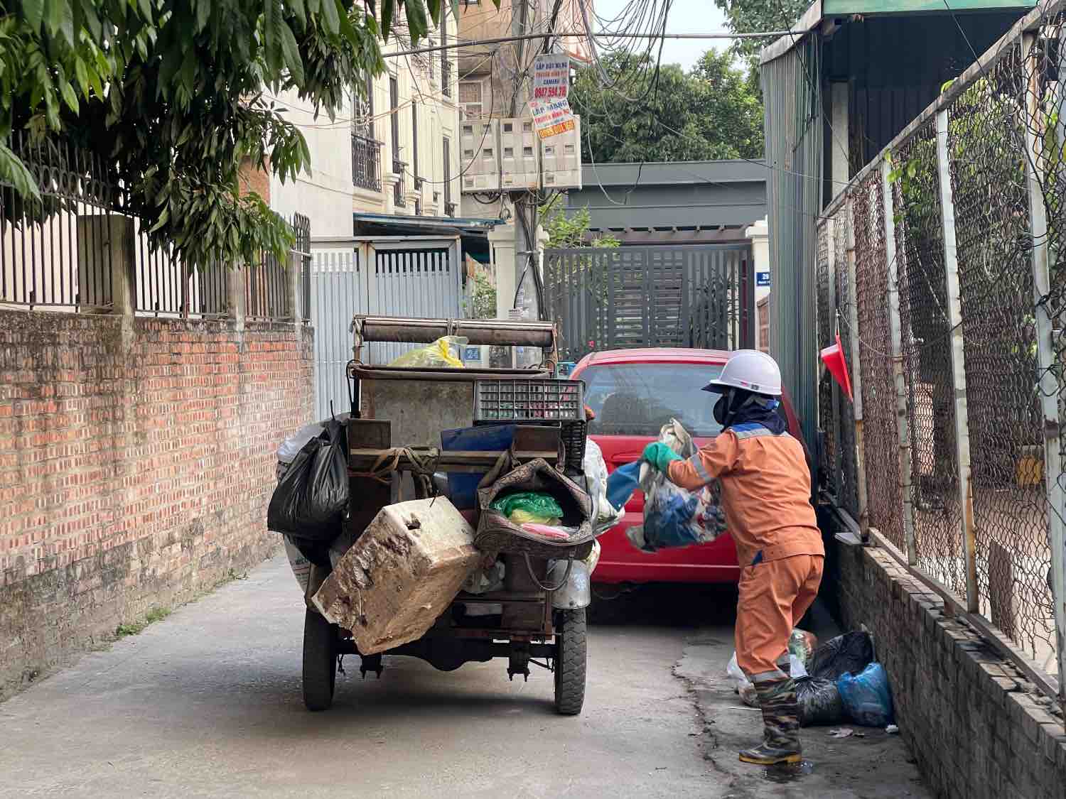 Households that do not sort waste may be fined up to 1 million VND. Photo: Khanh An