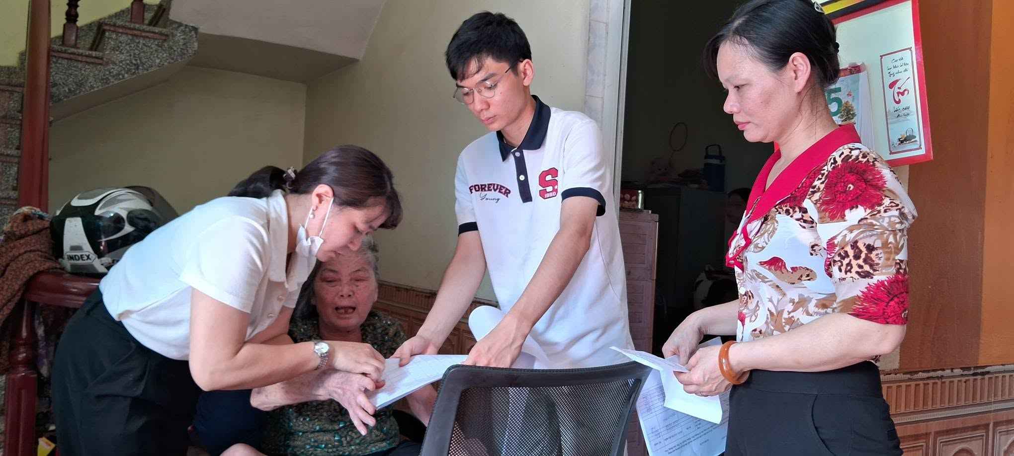 Tổ công tác trực tiếp đến nhà chi trả kinh phí cho hộ dân có người cao tuổi, sức khỏe hạn chế. Ảnh: Xã Ân Thi