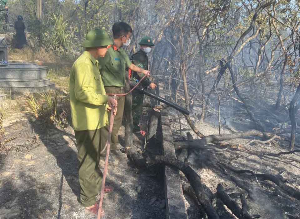 Lực lượng kiểm lâm và công an tham gia chữa cháy rừng. Ảnh: Hoàng Anh