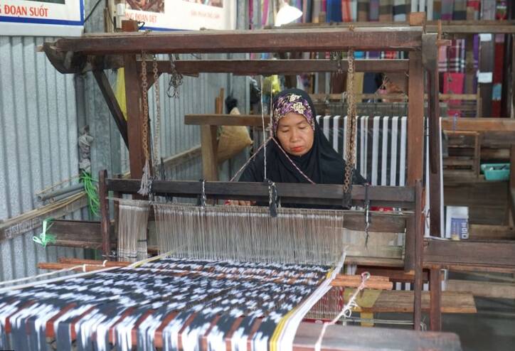 Las piezas de brocado están tejidas por las hábiles manos de las mujeres Cham, preservando los valores culturales transmitidos a través de muchas generaciones. Foto: Thanh Thanh
