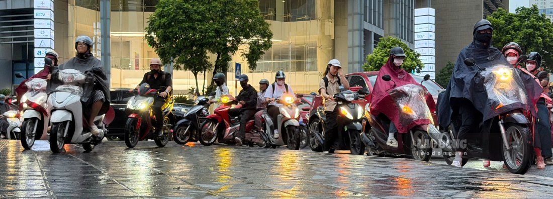Tình trạng ùn ứ nghiêm trọng khiến nhiều phương phải leo lên vỉa hè để di chuyển.