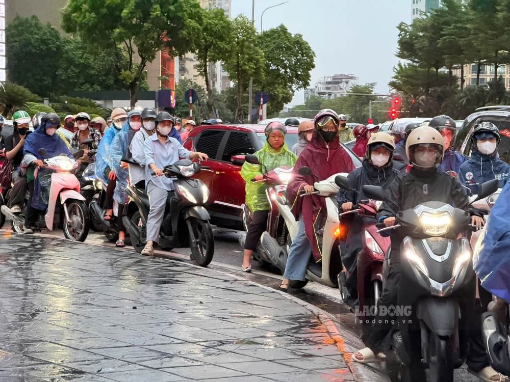 Tình trạng ùn ứ nghiêm trọng khiến nhiều phương phải leo lên vỉa hè để di chuyển.