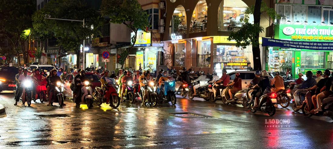 Ghi nhận tại đường Nguyễn Ngọc Vũ, các phương tiện chấp hành nghiêm túc luật giao thông, không xảy ra ùn tắc.