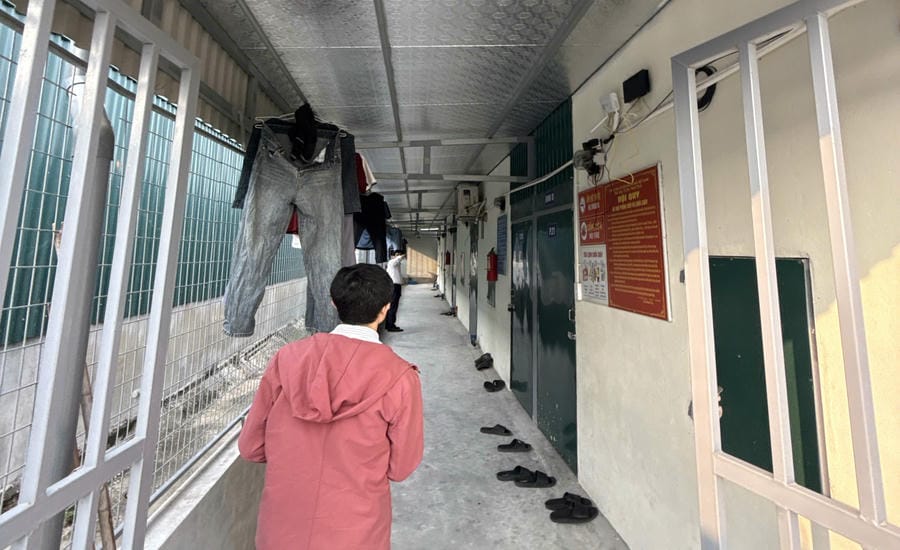 Công nhân ngoại tỉnh hiện làm việc tại các KCN ở Hải Phòng phần lớn thuê trọ ở những dãy nhà chật chội, thiếu tiện nghi. Ảnh: Mai Dung