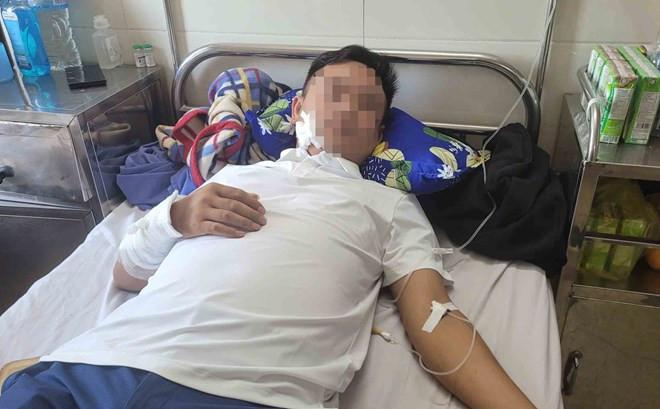 Nhóm đối tượng bắn anh T đã bị khởi tố, bắt tạm giam. Trong ảnh là anh T nhập viện điều trị thương tích sau khi bị bắn. Ảnh: Hoàng Anh