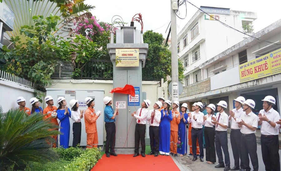 The Trade Union of Ho Chi Minh City Power Corporation affixes a plaque to the project "Undergrounding of power grids on Phan Dinh Phung - Hoang Van Thu - Nguyen Van Troi and Truong Sa streets". Photo: Bao Tram