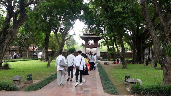 Crowds of students come to Van Mieu before the 2026 high school graduation exam