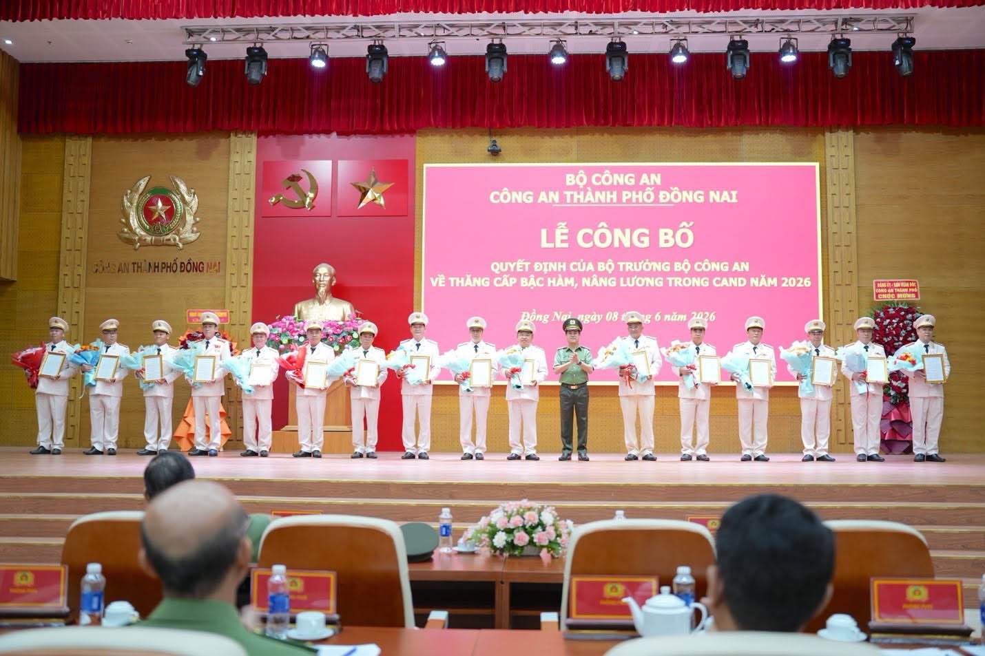 The Director of the City Police presents the Decision on salary increase and rank promotion to the heads of police of wards and communes. Photo: Dong Nai City Police