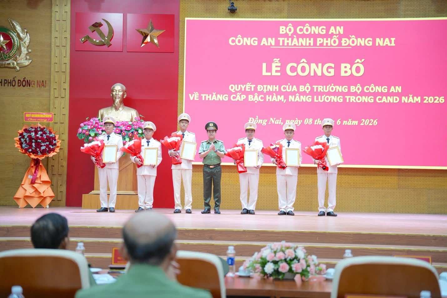 Giám đốc Công an thành phố trao Quyết định nâng lương, thăng cấp bậc hàm cho Trưởng Công an các phường, xã. Ảnh: Công an TP Đồng Nai