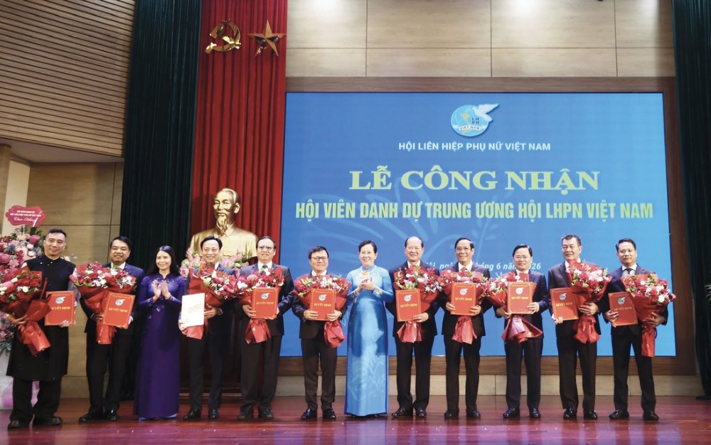 Member of the Central Party Committee, Vice Chairman of the Central Committee of the Vietnam Fatherland Front, Chairman of the Vietnam Women's Union Le Thi Thuy (6th from right), Standing Vice Chairman of the Vietnam Women's Union Tran Lan Phuong (3rd from left) present recognition decisions to honorary members. Photo: Thu Ha