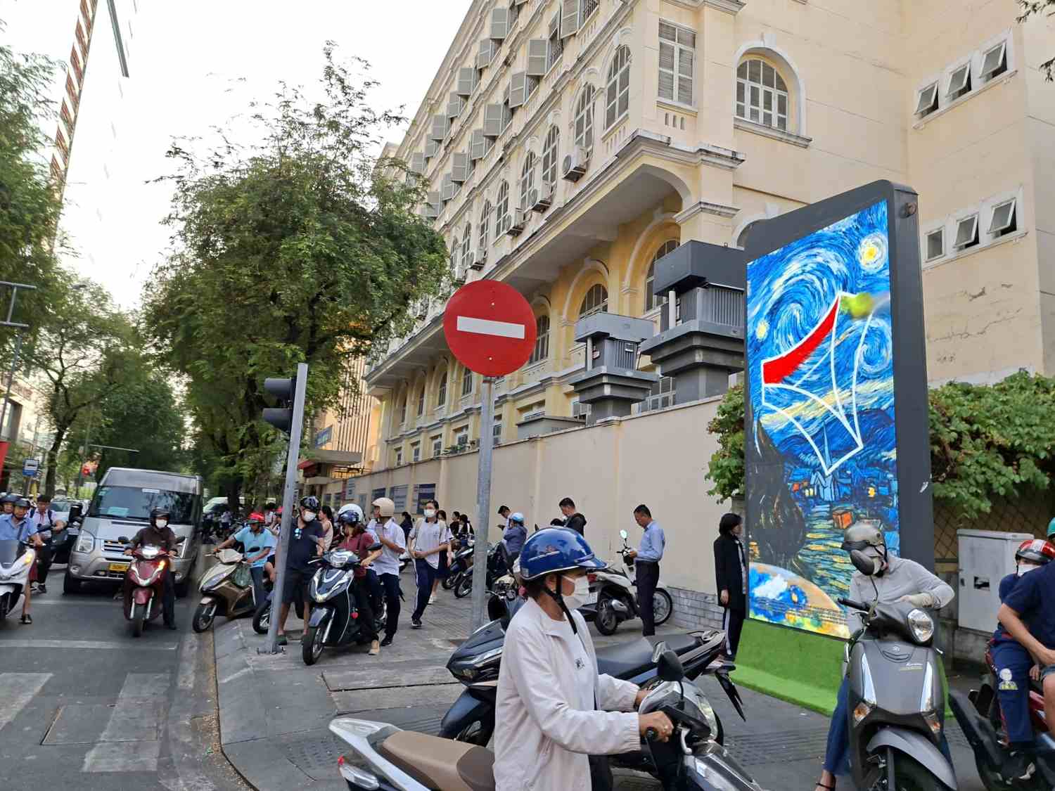 Une station d'information polyvalente combinée à une station d'émission-réception mobile (BTS) installée sur le trottoir du centre de Hô Chi Minh-Ville. Photo: Minh Quân