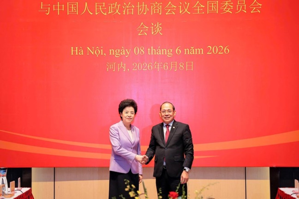 Phó Chủ tịch Ủy ban Trung ương Mặt trận Tổ quốc Việt Nam Hoàng Công Thủy và Phó Chủ tịch Chính hiệp toàn quốc Trung Quốc Hàm Huy. Ảnh: Hoài Nam