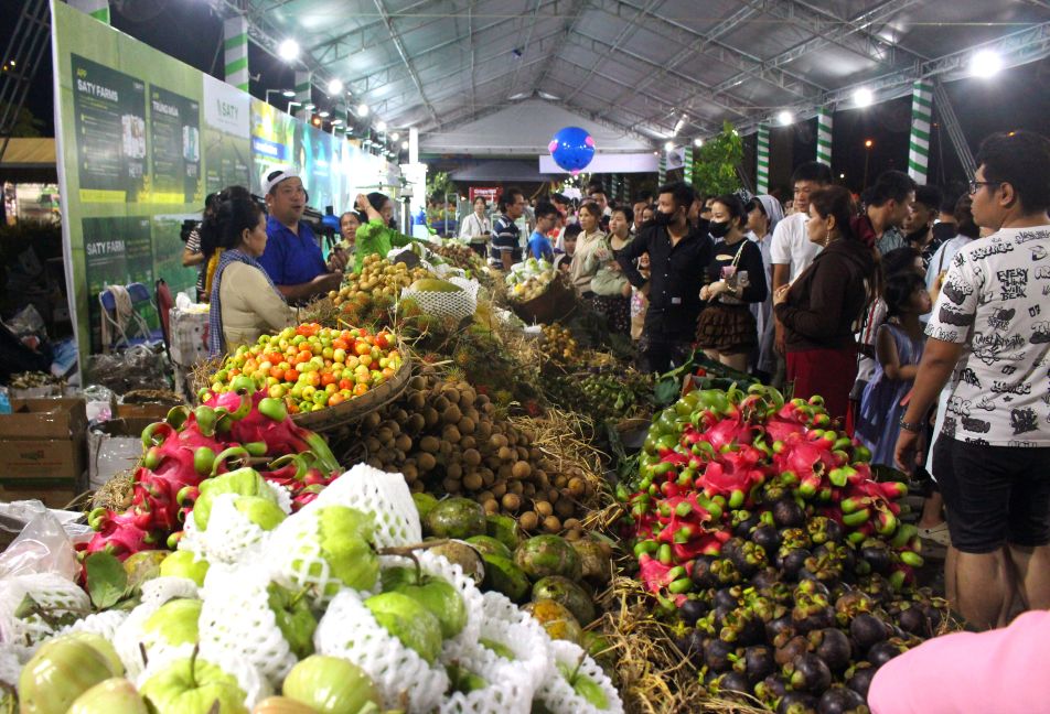 Khu vực trưng bày trái cây với nhiều chủng loại, sắc màu trái cây đặc sản Đất Sen hồng. Ảnh: Thanh Mai