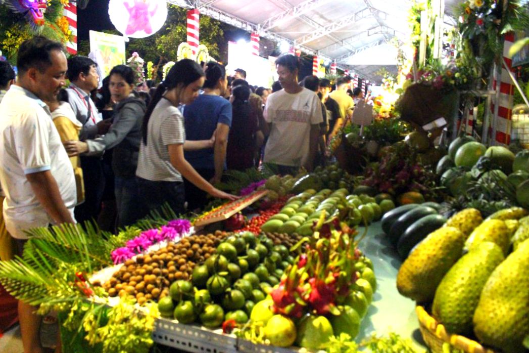 Du khách thích thú với các loại trái cây đẹp được tuyển chọn từ những nhà vườn giàu kinh nghiệm. Ảnh: Thanh Mai