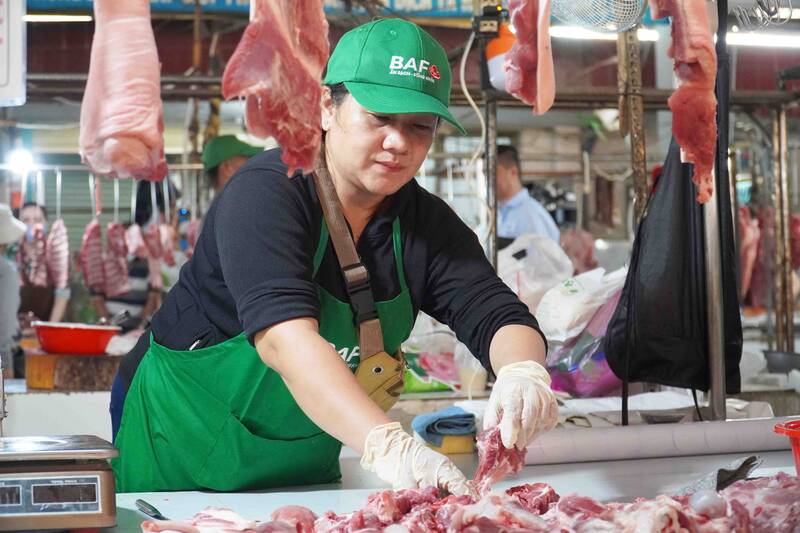 Tiểu thương tham gia mô hình được tiếp cận nguồn hàng trực tiếp, không qua trung gian, góp phần giảm chi phí đầu vào và tăng niềm tin của người mua. Ảnh: Ngọc Lê