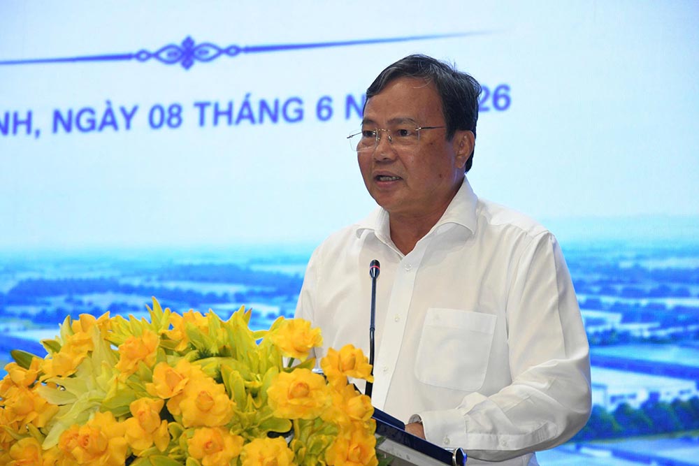 Chairman of Tay Ninh Provincial People's Committee Le Van Han delivers directing speech at the conference announcing the results of PCI, BPI in 2025. Photo: Quang Vinh