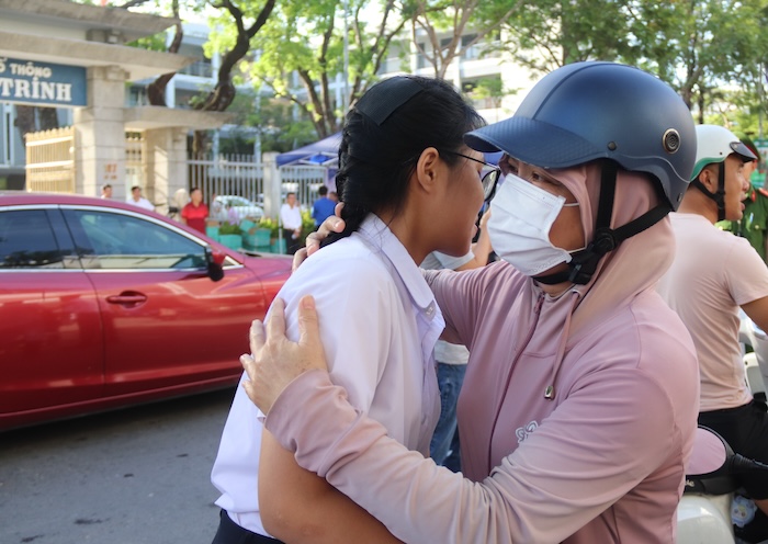 Da Nang Department of Education and Training has announced the 10th grade entrance exam scores to candidates and parents. (In the photo are candidates participating in the 10th grade entrance exam in Da Nang). Photo: Nguyen Linh.