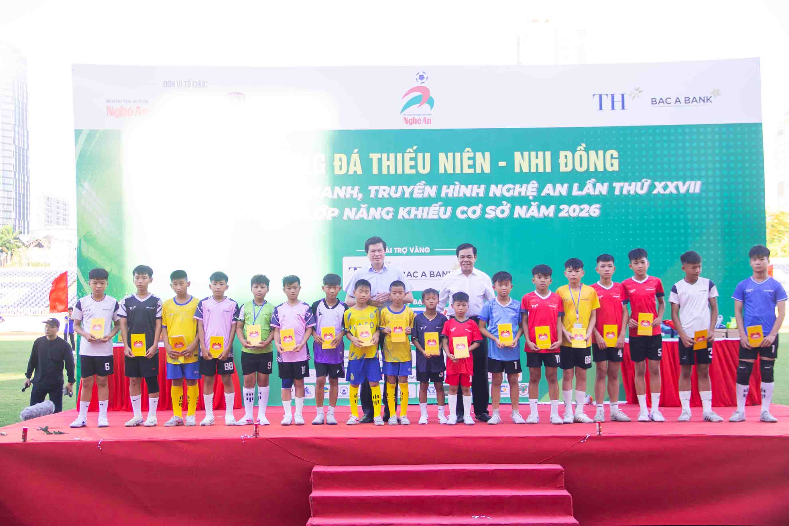 Lãnh đạo UBND tỉnh Nghệ An và Ủy ban MTTQ Việt Nam tỉnh Nghệ An chúc mừng các đội bóng tham dự lễ khai mạc Giải bóng đá Thiếu niên - Nhi đồng Cúp Báo và PTTH Nghệ An lần thứ 27. Ảnh: Duy Chương