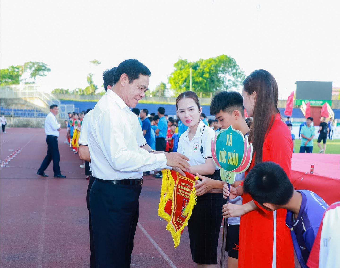 Ông Võ Trọng Hải - Phó Bí thư Tỉnh ủy, Chủ tịch UBND tỉnh Nghệ An trao cờ lưu niệm cho đại diện các đội bóng tại lễ khai mạc giải đấu. Ảnh: Duy Chương