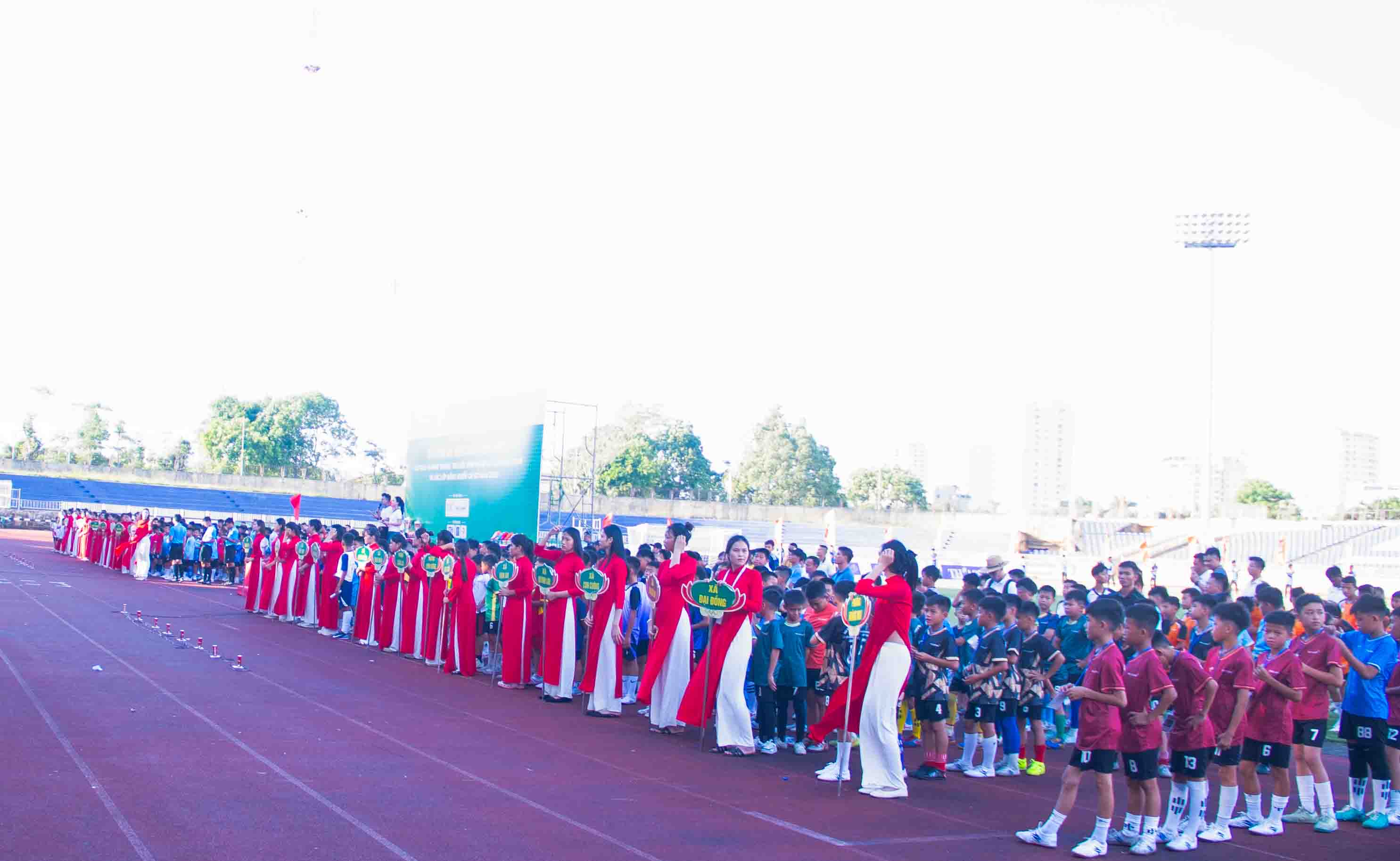 The opening ceremony of the 27th Nghe An Newspaper and Television Children's Football Tournament attracted a large number of athletes, parents and fans to participate. Photo: Duy Chuong