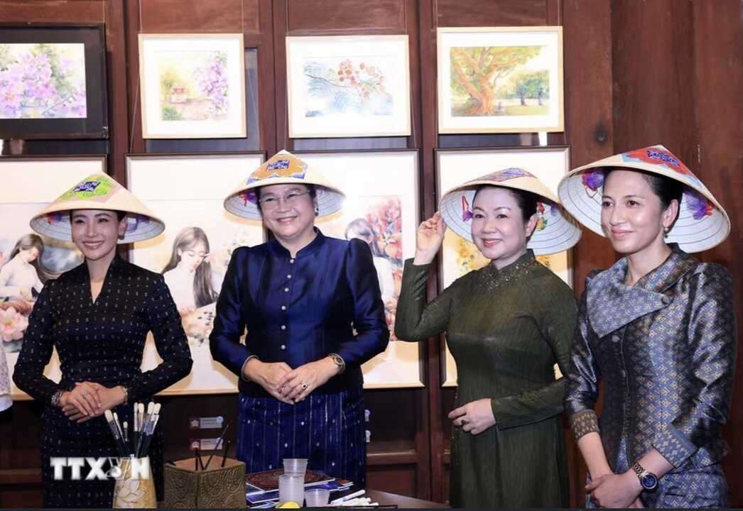 Ms. Dao Thi Bich Thuy - Wife of Politburo Member, Prime Minister Le Minh Hung (second from right) and 3 wives of Prime Ministers of Laos, Cambodia, Thailand. Photo: VNA
