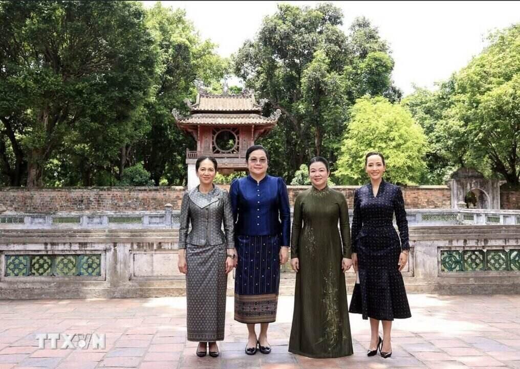 Các phu nhân chụp ảnh chung tại Văn Miếu - Quốc Tử Giám. Ảnh: TTXVN
