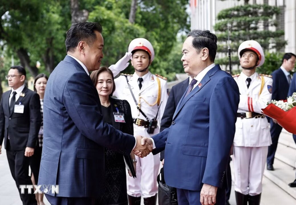 Chủ tịch Quốc hội Trần Thanh Mẫn đón Thủ tướng Vương quốc Thái Lan Anutin Charnvirakul. Ảnh: TTXVN