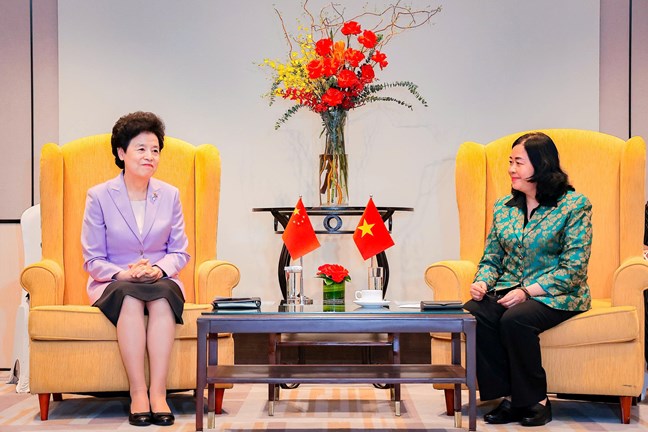 Ms. Bui Thi Minh Hoai, Member of the Politburo, Secretary of the Party Central Committee, Chairwoman of the Central Committee of the Vietnam Fatherland Front cordially receives Ms. Ham Huy, Vice President of the National People's Political Consultative Conference of China (left). Photo: Hoai Nam