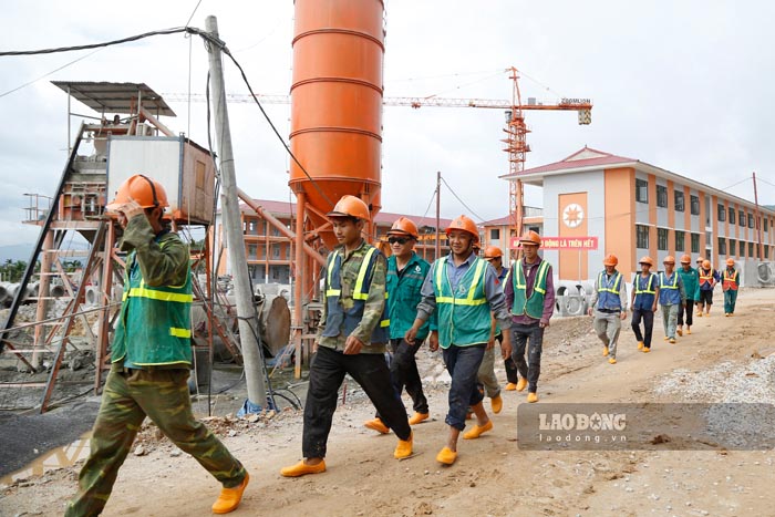 Công nhân lao động trên công trường Trường nội trú liên cấp Thanh Nưa. Ảnh: Quang Đạt