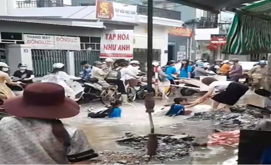 Some students unfortunately fell into the construction site area, on the afternoon of May 20. Photo: Hai Phong City People's Procuracy