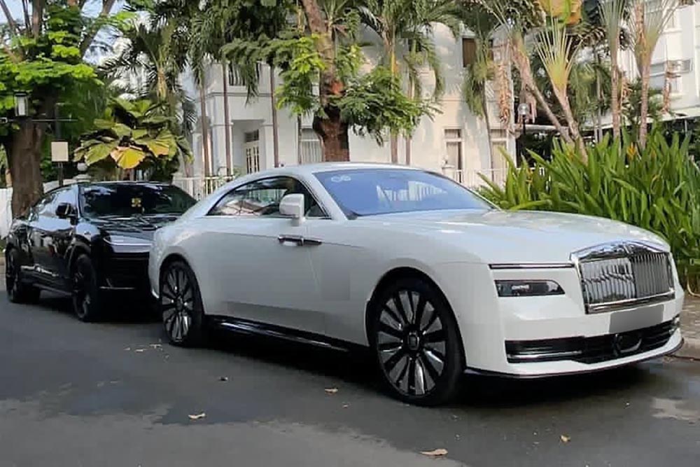 The pair of Lamborghini Urus SE and Rolls-Royce Specter cars appeared together on the streets of Ho Chi Minh City. Photo: Minh Hoang Ha