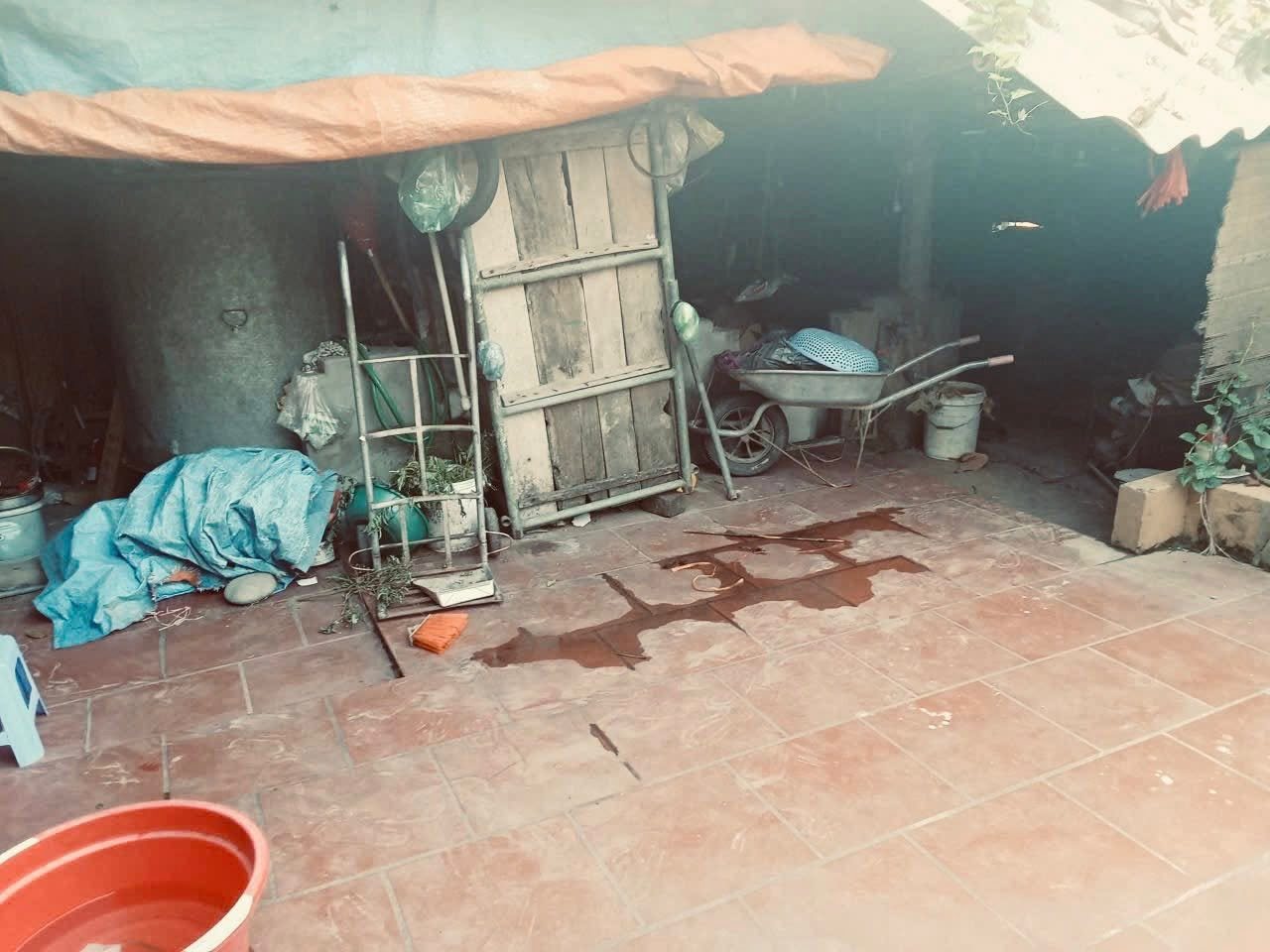 Một góc ngôi nhà tuyềnh toàng của ông Yên. Mọi thứ giá trị trong nhà đã bán hết để chữa bệnh cho con trai. Ảnh: BVCC