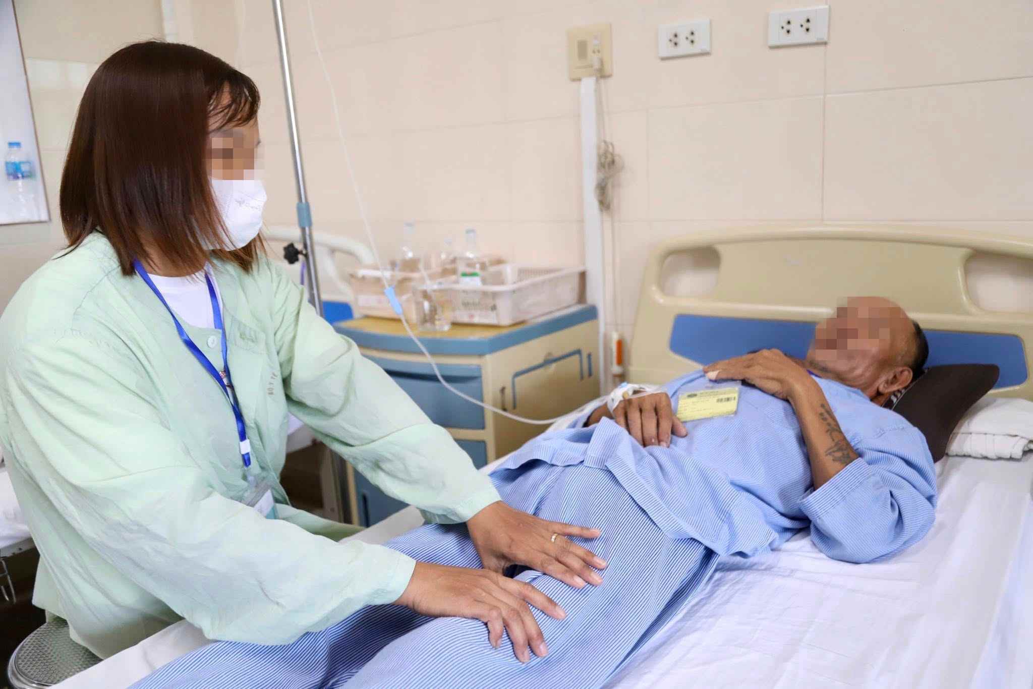 Chị Yến chăm sóc bố tại Bệnh viện K. Ảnh: BVCC