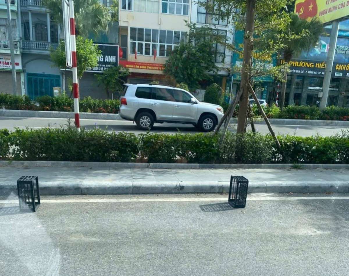 Tự ý đặt vật cản để giữ chỗ đỗ xe trên lòng đường ở phường Hạ Long. Ảnh: UBND phường Hạ Long