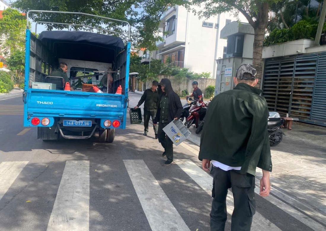 Functional forces of Ha Long ward, Quang Ninh province collect materials arbitrarily placed by households and businesses to keep parking spaces on the road. Photo: Ha Long Ward People's Committee
