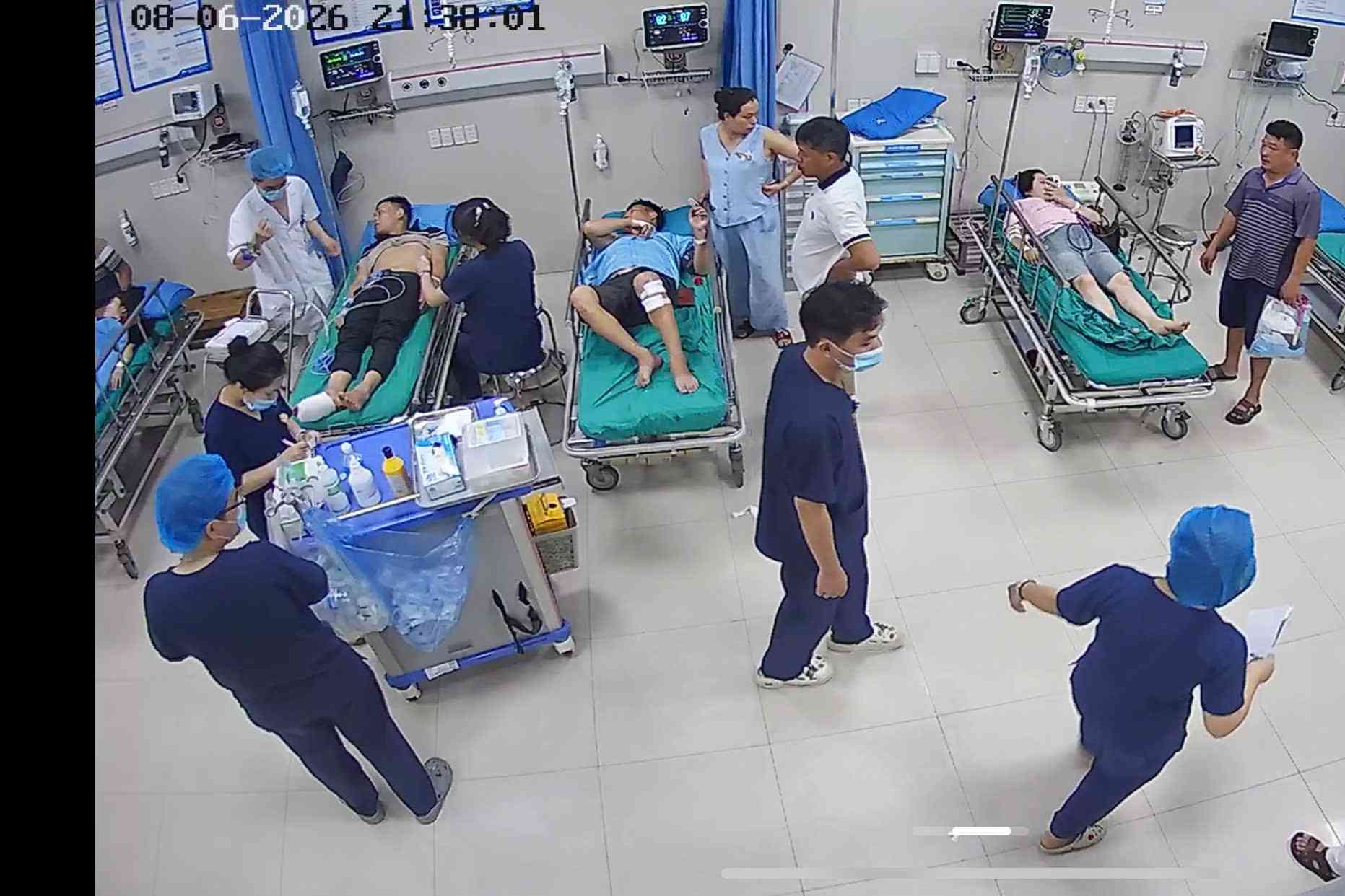Các nạn nhân đã nhanh chóng được đưa đến bệnh viện để điều trị. Ảnh: BVĐK Hùng Vương