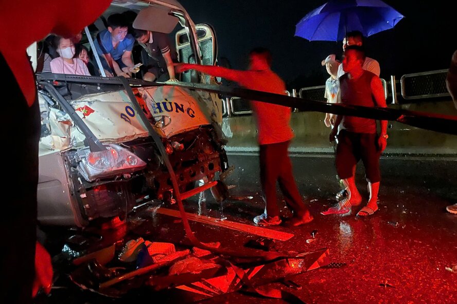 The chain collision trapped passengers in the cabin. Photo: Hung Vuong General Hospital