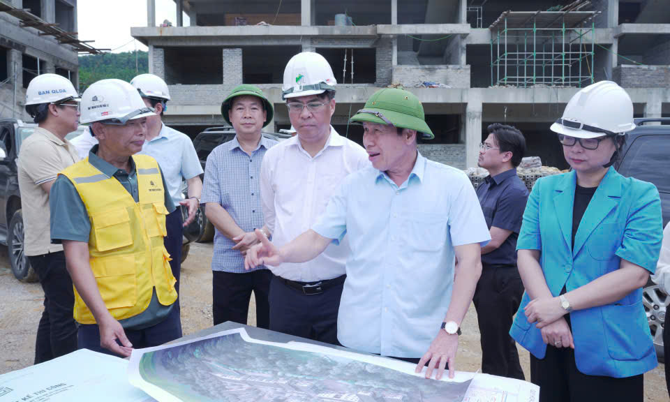Phó Thủ tướng Lê Tiến Châu cùng đoàn công tác kiểm tra tiến độ dự án xây dựng trường nội trú liên cấp trên địa bàn tỉnh Cao Bằng, ngày 5.6.2026. Ảnh: Nguyệt Hà