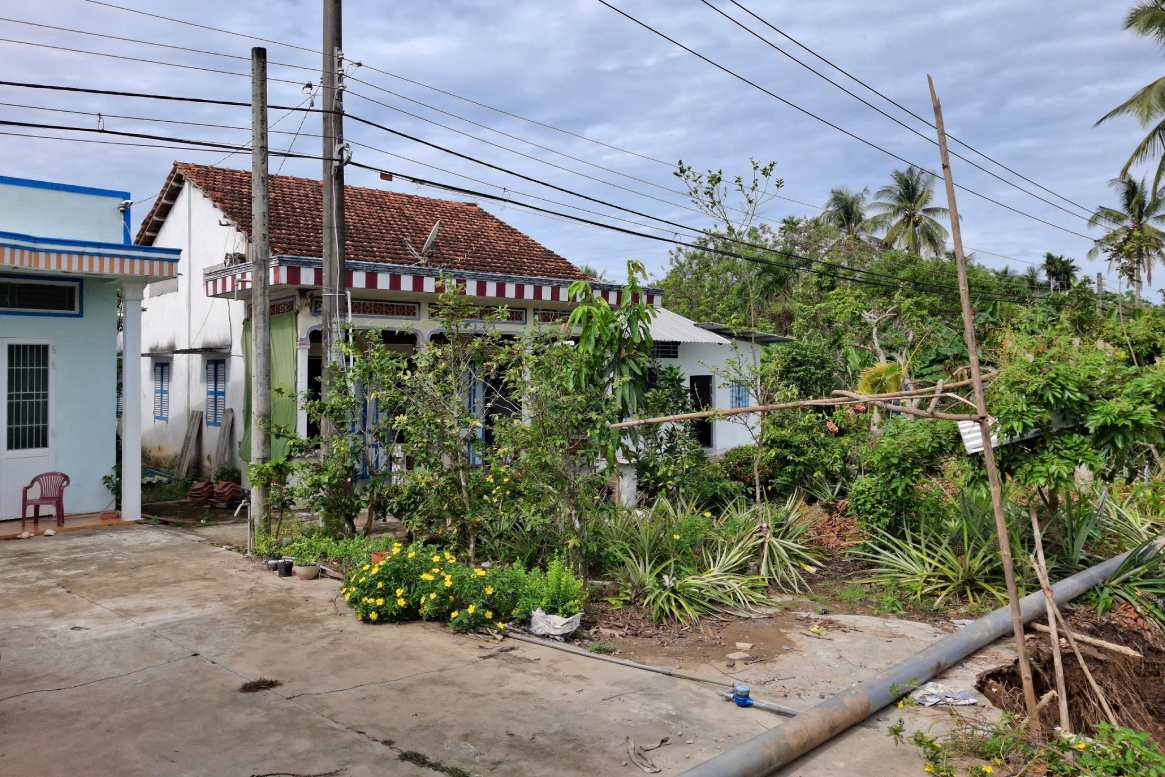 Sạt lở ảnh hưởng đến vườn cây cũng như nhà cửa. Ảnh: Tạ Quang