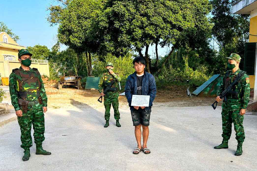 Một đối tượng phạm pháp bị lực lượng Bộ đội Biên phòng Lâm Đồng bắt giữ. Ảnh: Bộ đội Biên phòng cung cấp