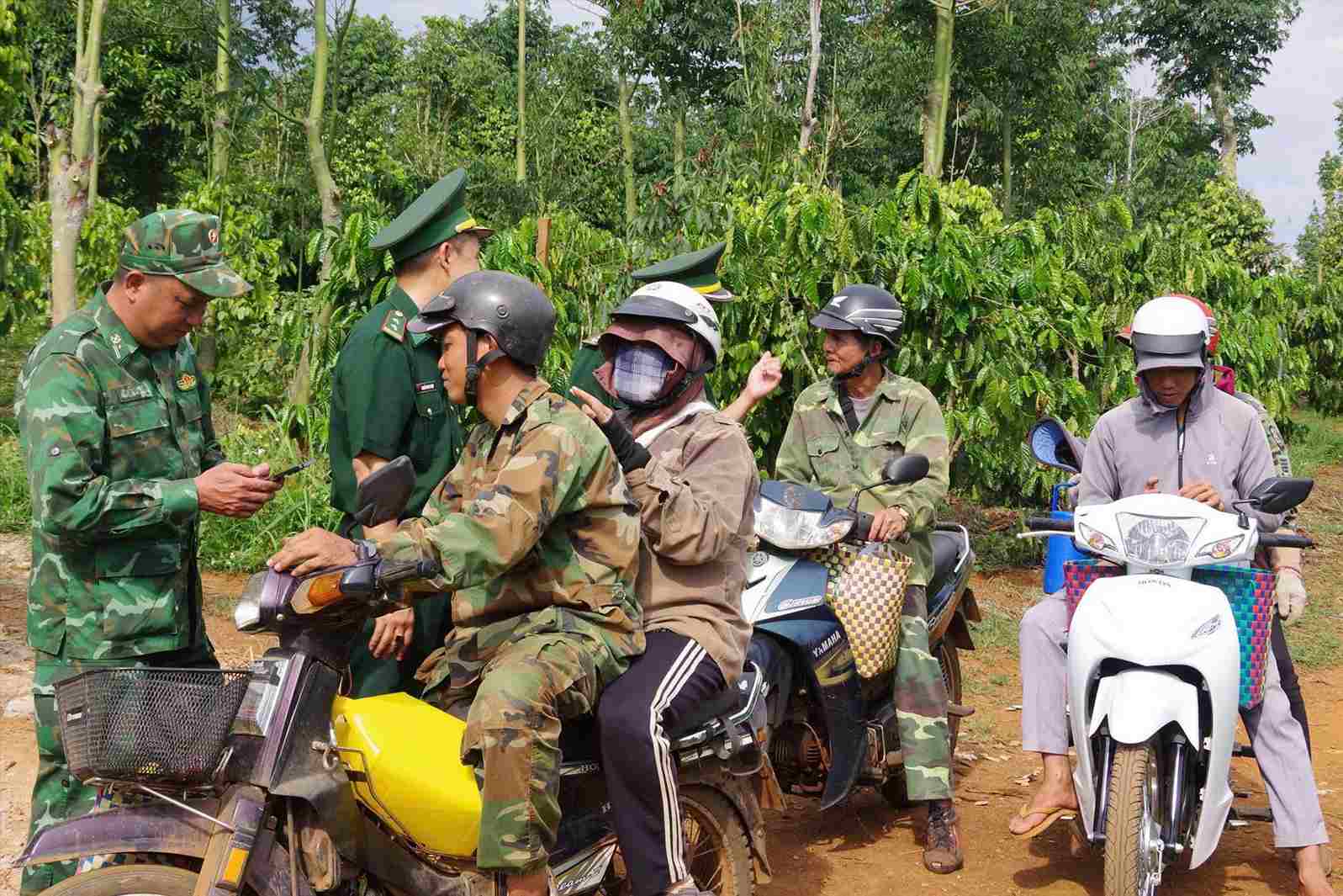 Cán bộ, chiến sĩ Bộ đội biên phòng tỉnh Lâm Đồng tuyên truyền những lợi ích của Hòm thư điện tử tới người dân vùng biên giới. Ảnh: Phúc Khánh