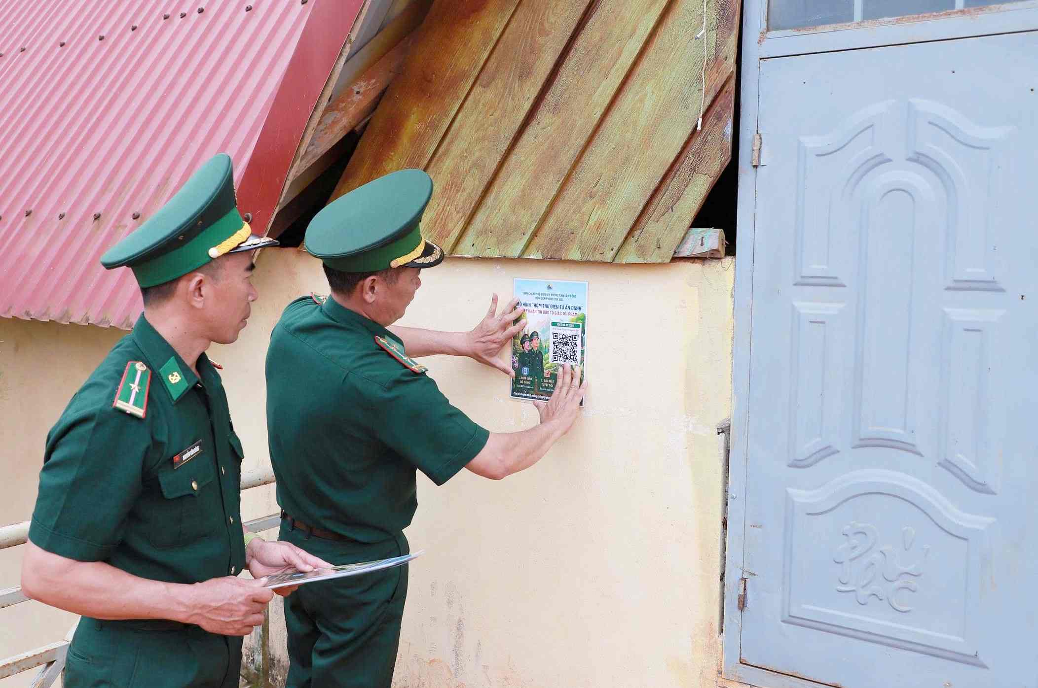 Bộ đội biên phòng gắn mã QR hòm thư điện tử tại các khu dân cư vùng biên giới. Ảnh: Phúc Khánh