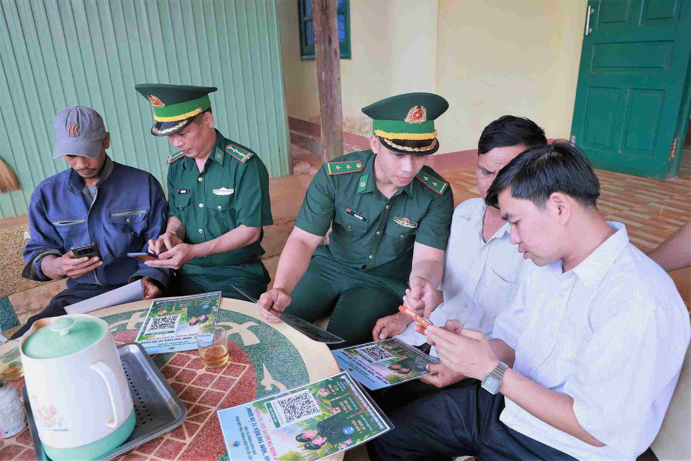 Người dân vùng biên giới xã Tuy Đức làm quen với hòm thư điện tử thông qua mã QR. Ảnh: Phúc Khánh