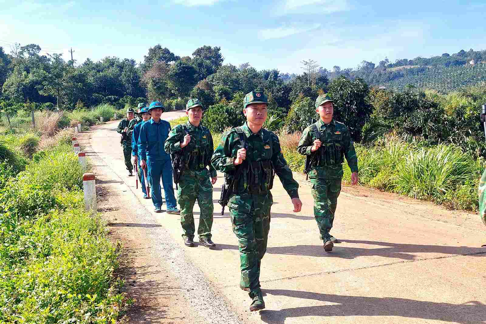 Bộ đội Biên phòng tỉnh Lâm Đồng tuần tra, canh giữ vùng biện giới. Ảnh: Phúc Khánh