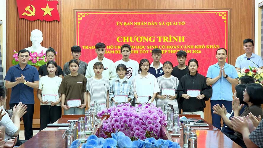 Xã Quài Tở, tỉnh Điện Biên trao quà cho học sinh có hoàn cảnh khó khăn trên địa bàn xã trước Kỳ thi tốt nghiệp THPT năm 2026. Ảnh: Xã Quài Tở