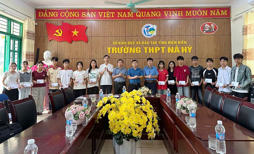 Na Bung commune, Dien Bien province organized a meeting, encouraged and presented gifts to 40 12th grade students studying at Na Hy High School. Photo: Na Bung commune
