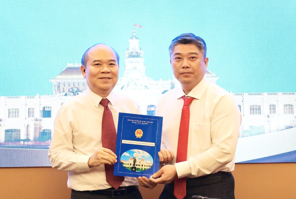 Phó Chủ tịch UBND TPHCM Trần Văn Bảy (trái) trao quyết định bổ nhiệm Phó Giám đốc Sở Dân tộc và Tôn giáo đối với ông Lê Hoài Phong. Ảnh: Cổng TTĐT TPHCM