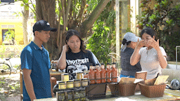 After bringing sorted waste to the "Waste Reduction Community Market", people and tourists in Da Nang are exchanged for corresponding products. Photo: Tran Thi