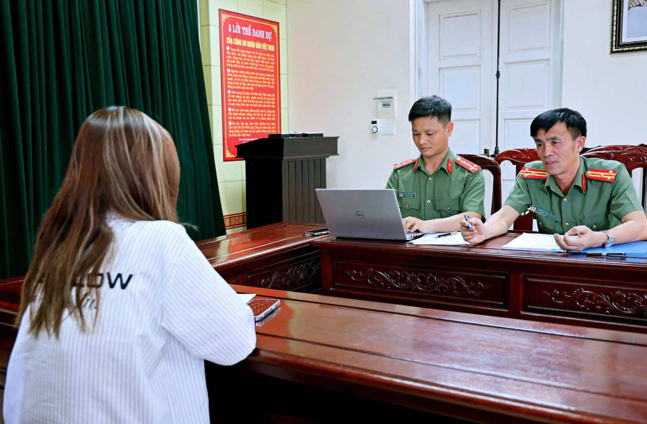 Công an tỉnh Ninh Bình làm việc với đối tượng L.Q.A về hành vi đăng tải thông tin sai sự thật. Ảnh: Diệu Anh


