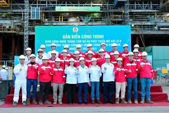 Petrovietnam workers show their determination to promote the emulation movement "Good Labor, High Productivity, Good Income" at the central technology rig project of the Block B gas field development project. Photo: Grassroots Trade Union